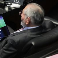 Adán Augusto López ve el futbol mientras comparece el secretario de Hacienda (Video)