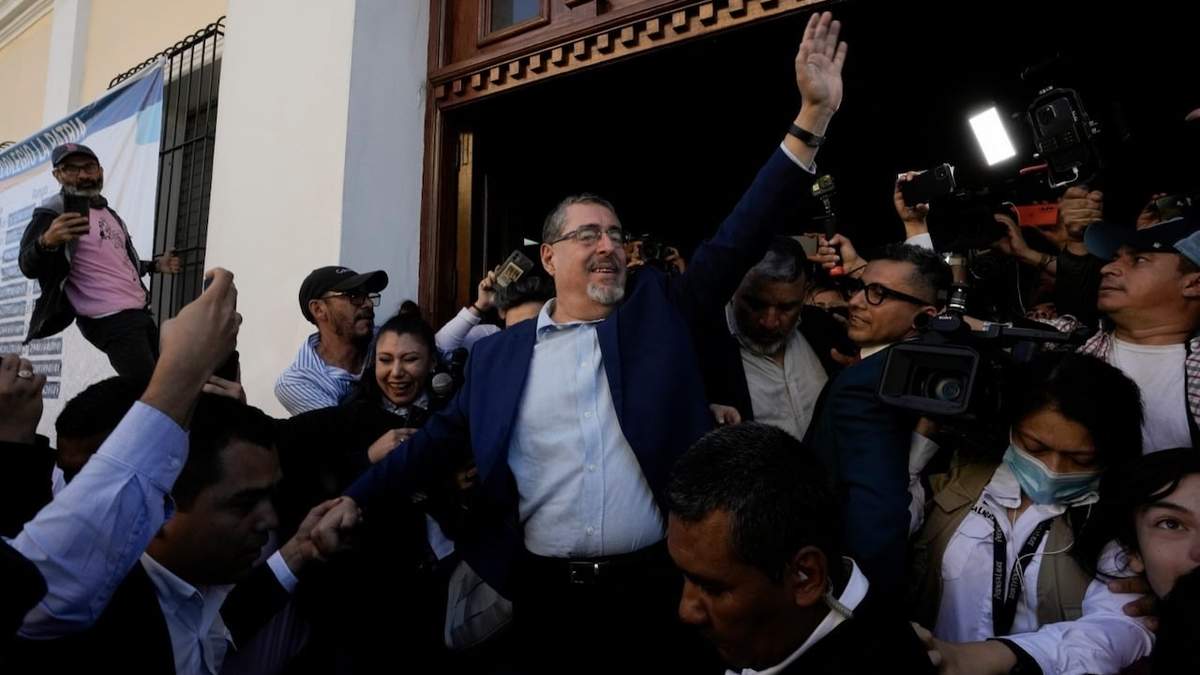Bernardo Arévalo, candidato presidencial del Movimiento Semilla, saluda después de votar en la segunda vuelta