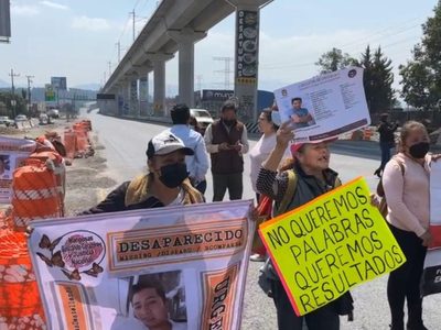 Familiares y víctimas de desaparecidos bloquean la autopista México-Toluca