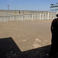 Mujeres contra las rejas