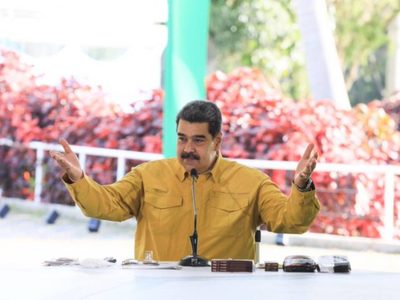 Maduro entrega 120 viviendas en Caracas la víspera de las elecciones presidenciales