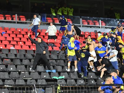Una vergüenza: incidentes en el entretiempo entre las barras de Boca y Gimnasia
