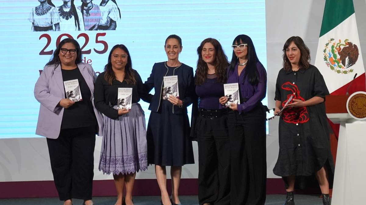 La presentación de la Cartilla de Derechos de las Mujeres en la conferencia matutina
