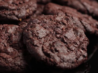 Con solo 4 ingredientes, prepará estas galletas de chocolate veganas: crocantes e irresistibles para el antojo dulce