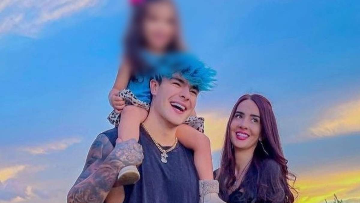 Carlos Feria, su esposa e hija