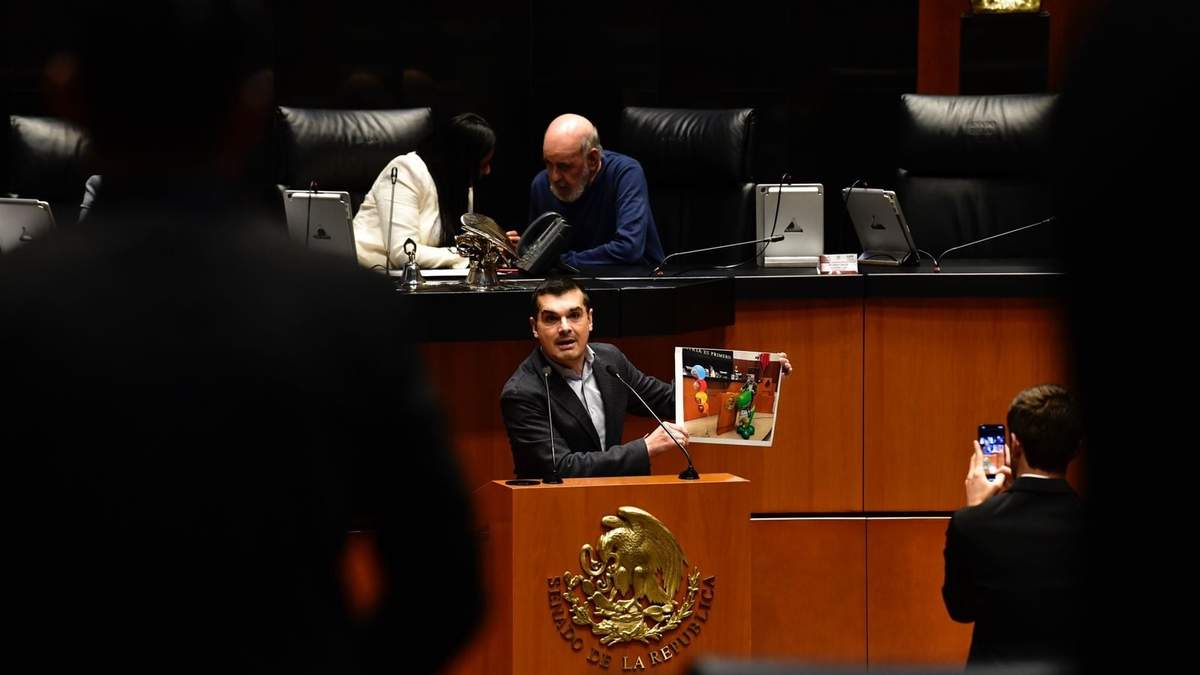 El diputado panista Jorge Triana muestra una foto del senador morenista Gabriel García