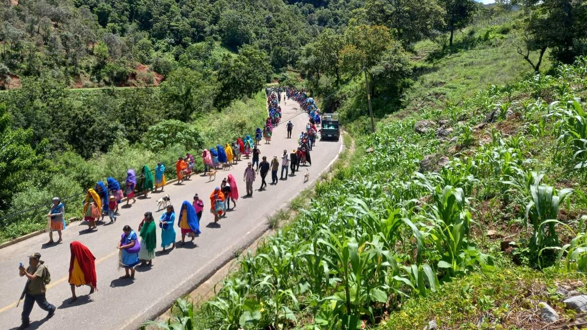 CIPOG-EZ bloquea la carretera Chilapa-José Joaquín de herrera por tiempo indefinido en exigencia de justicia para nuestros muertos, desaparecidos y retenidos injustamente.