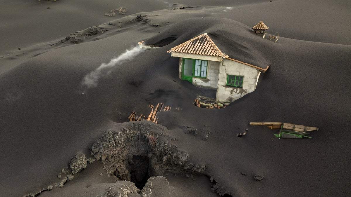 Una casa sepultada por las cenizas del volcán de La Palma. Fuente: (Twitter)