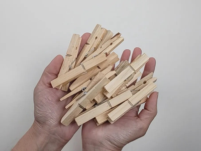 Con broches de madera viejos y 1 tapa de frasco de mermelada: creá este portavelas vintage y tipo Pinterest