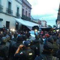 Se enfrentan maestros de la sección 22 y policías en Oaxaca