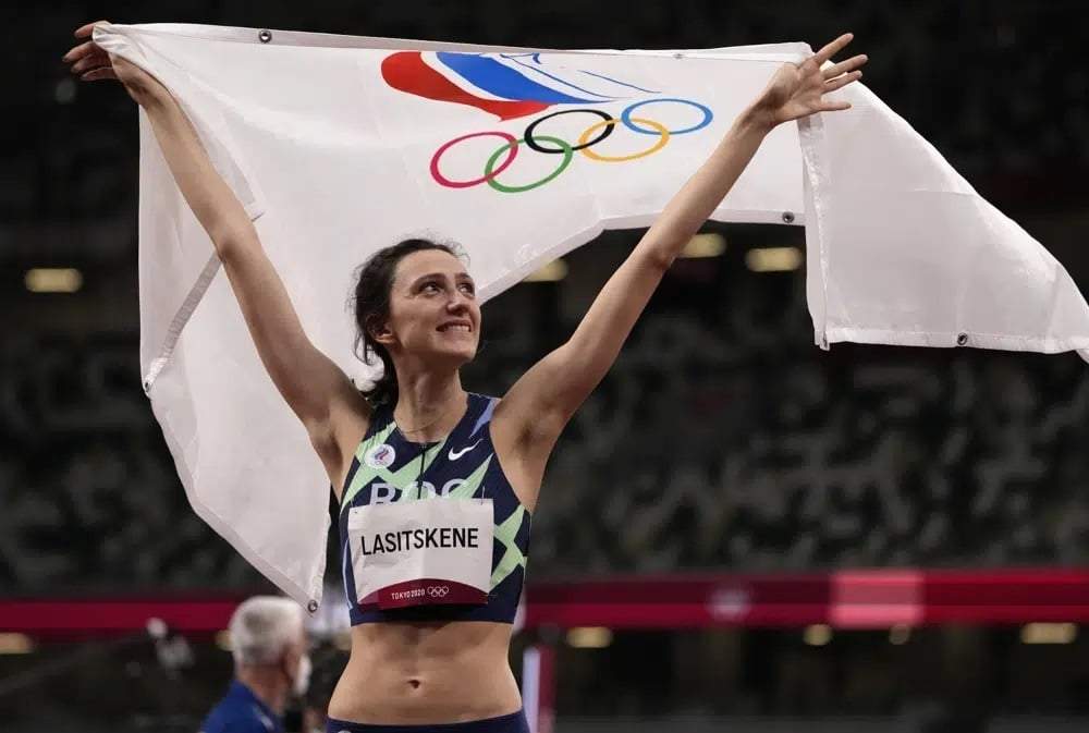 Mariya Lasitskene, del Comité Olímpico Ruso, festeja después de ganar la final de salto de altura femenino en los Juegos Olímpicos de Verano de 2020, el 7 de agosto de 2021 en Tokio