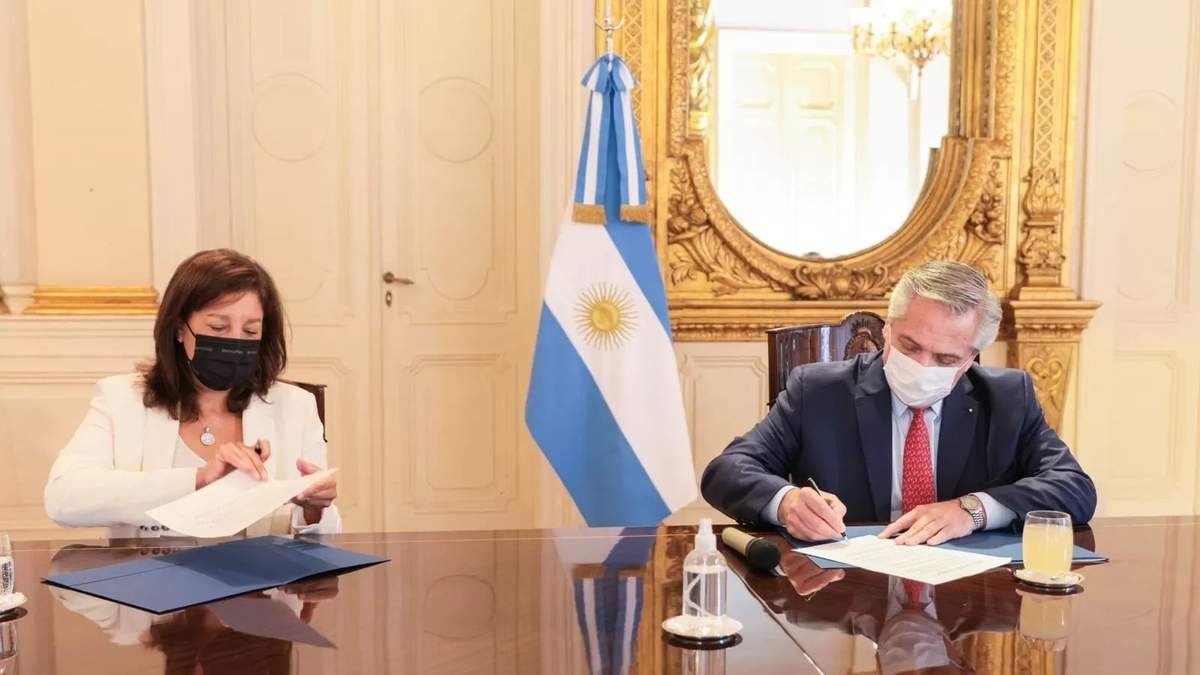 La gobernadora, Arabela Carreras, y el presidente, Alberto Fernández. Fuente: (Twitter)