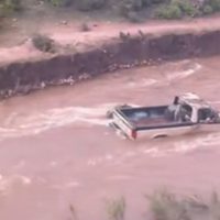 Mueren dos mujeres tras intentar cruzar en camioneta por la corriente de un río en Durango