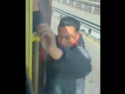 El sujeto que se colgó de un tráiler no era un asaltante, sino un “héroe sin capa”
