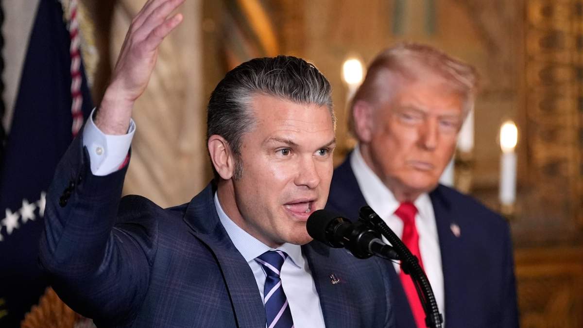 Pete Hegseth, secretario de Guerra de Estados Unidos, junto a Donald Trump