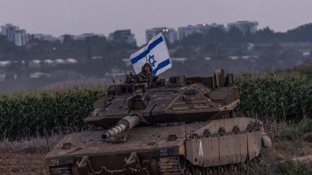 Un militar israelí en un tanque junto a la Franja de Gaza
