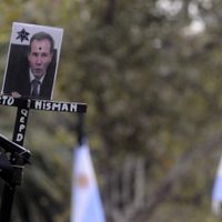 Las fuentes de Plaza de Mayo amanecieron teñidas de rojo en memoria de Nisman