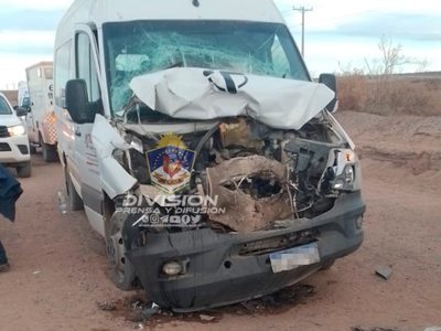 Nueve petroleros heridos tras el choque de una camioneta con un camión