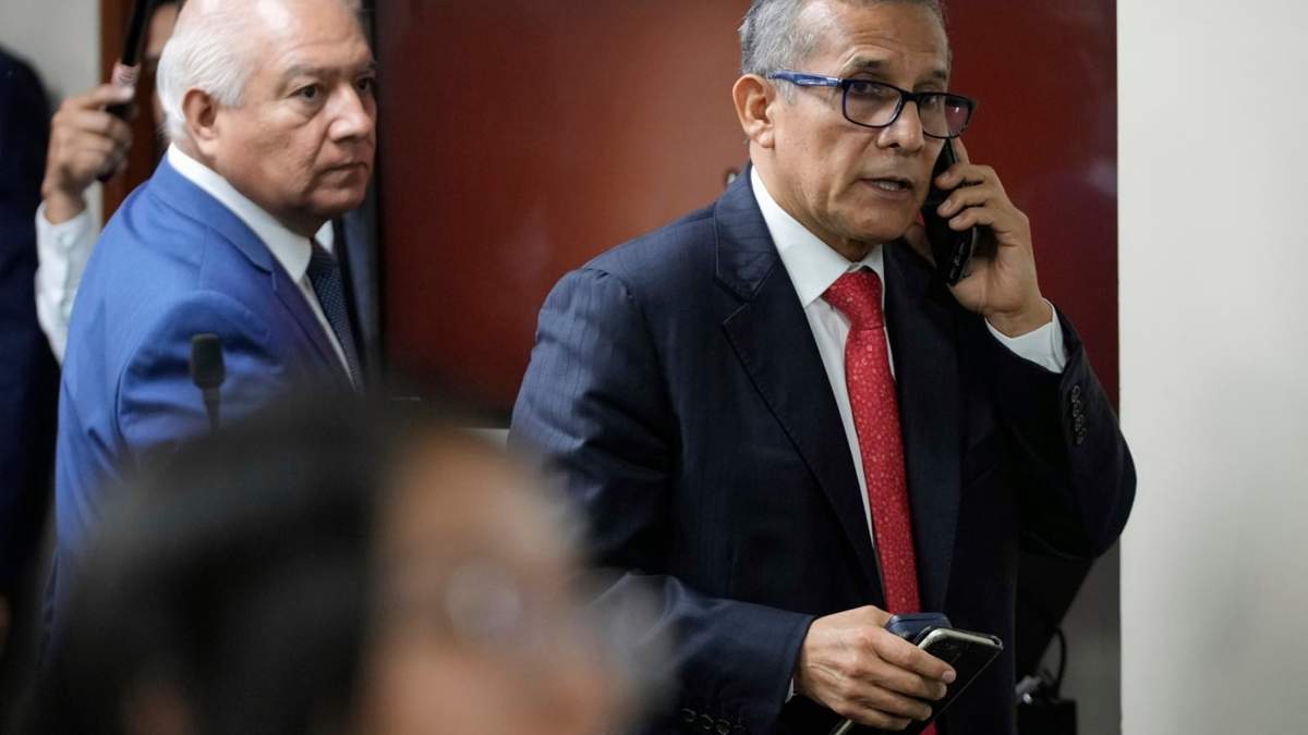 El expresidente peruano Ollanta Humala, a la derecha, seguido por su abogado Wilfredo Pedraza, sale de la sala del tribunal en Lima, Perú
