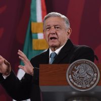 Tras su pelea con Calderón, AMLO defiende a Abraham Mendieta y plantea derogar el artículo 33