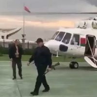 Lukashenko llega en helicóptero y fusil en mano a la residencia presidencial tras las protestas