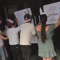 Reciben a Lenia Batres con abucheos y orejas de burro en Tabasco (Video)