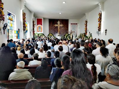 Cuerpo del alcalde asesinado de Chilpancingo es velado dentro de una iglesia