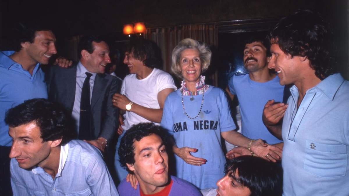 Amalita Fortabat junto a los jugadores tras el triunfo ante la Unión Soviética. .