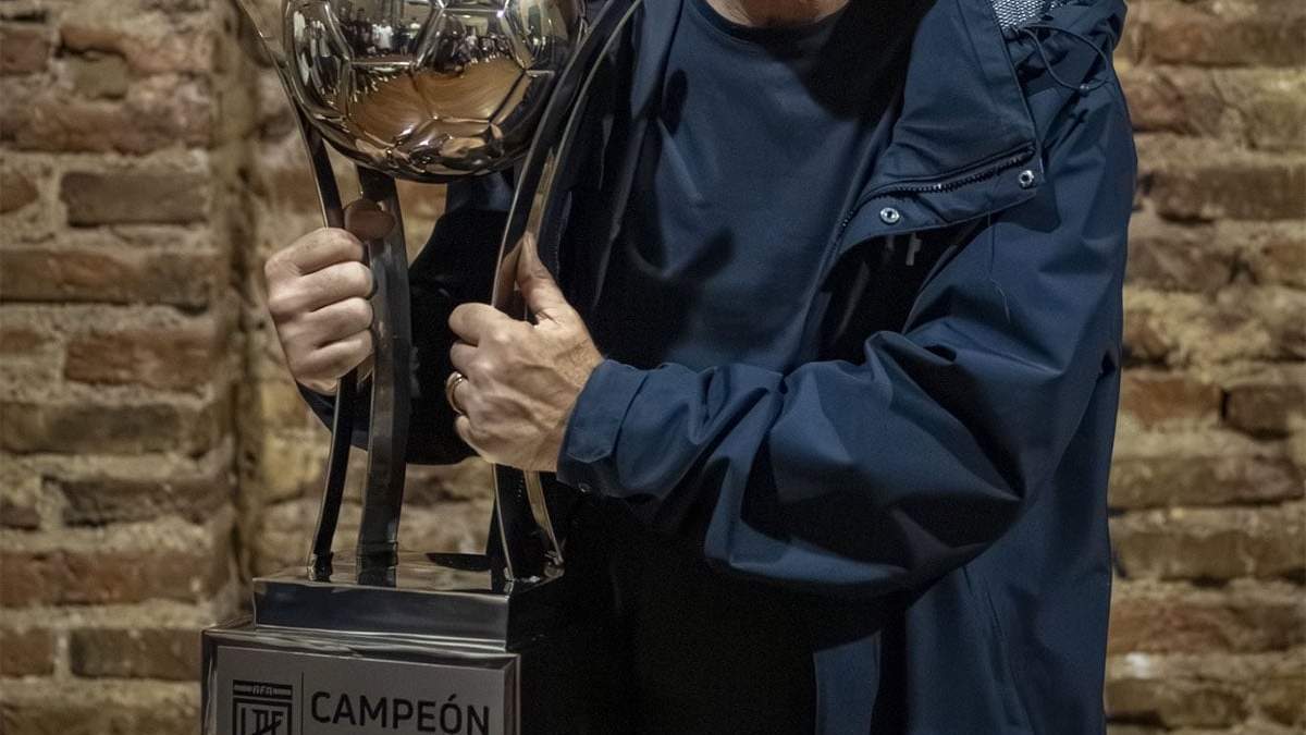 La copa de la polémica, "campeón de Liga", entregada a Rosario Central