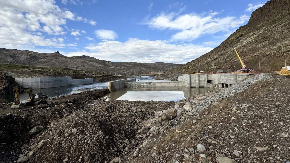 La obra que se desarrolla  sobre el río Nahueve. Fuente: (Neuquén Informa)