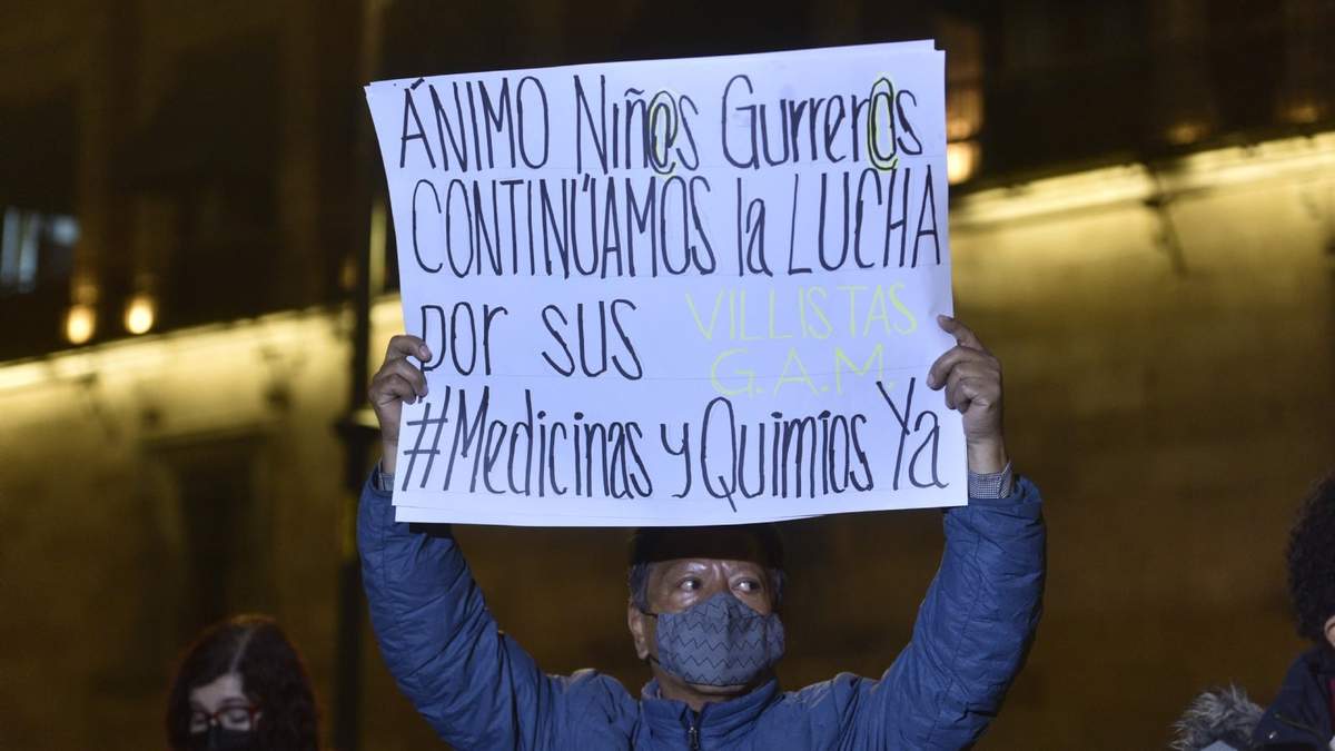 Una protesta de padres de niños con cáncer afuera de Palacio Nacional en ferebrero de 2022