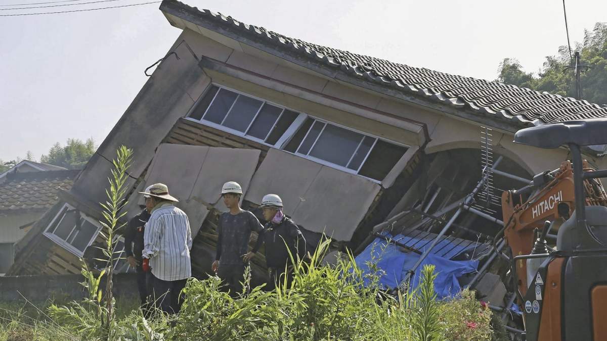 Una casa derrumbada en la ciudad de Oosaki, prefectura de Kagoshima, sur de Japón, el viernes 9 de agosto de 2024, tras el fuerte terremoto del jueves