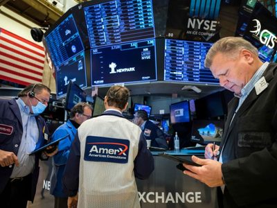 Wall Street abre en baja ante caída de precios del petróleo