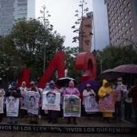 Padres de normalistas plantean a Sheinbaum la destitución del fiscal para el caso Ayotzinapa