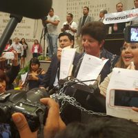 Toma de tribuna no logra impedir basificación de empleados afines a Javier Duarte