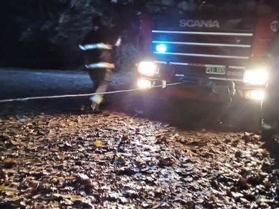 Una camioneta cargada de leña tuvo que ser rescatada tras intentar cruzar el río Neuquén