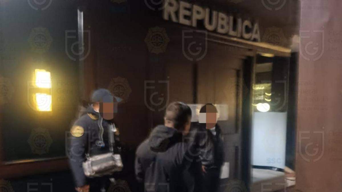Policías en el bar República en Presidente Masarik, Polanco