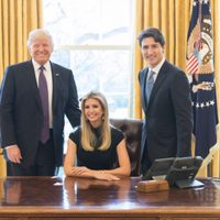 Indigna foto de Ivanka Trump sentada en la silla presidencial
