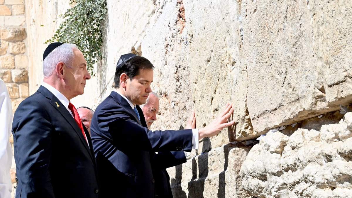 El primer ministro de Israel, Benjamin Netanyahu, junto al secretario de Estado de Estados Unidos, Marco Rubio, en el Muro de las Lamentaciones, en Jerusalén