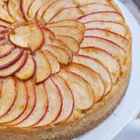 Sin prender el horno, hacé esta torta invertida de manzana que te va a salvar la tarde