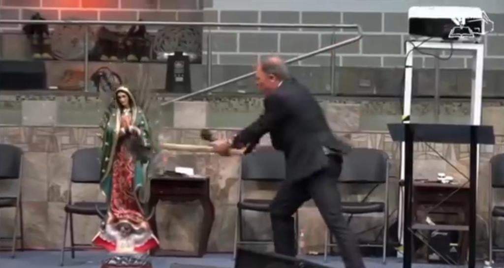 Momento en que el pastor rompe la figura de la Virgen