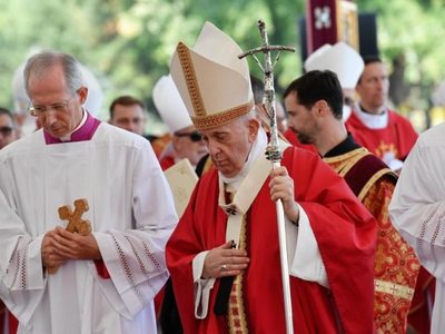 El Papa critica a aquellos que usan la cruz para fines políticos