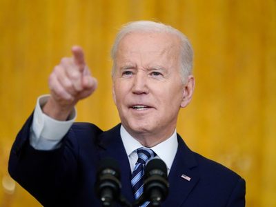 Muerte de 50 personas en tráiler resalta urgencia de combatir tráfico de migrantes: Biden