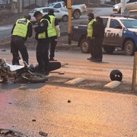 Murió una motociclista en Centenario; el conductor que la chocó escapó