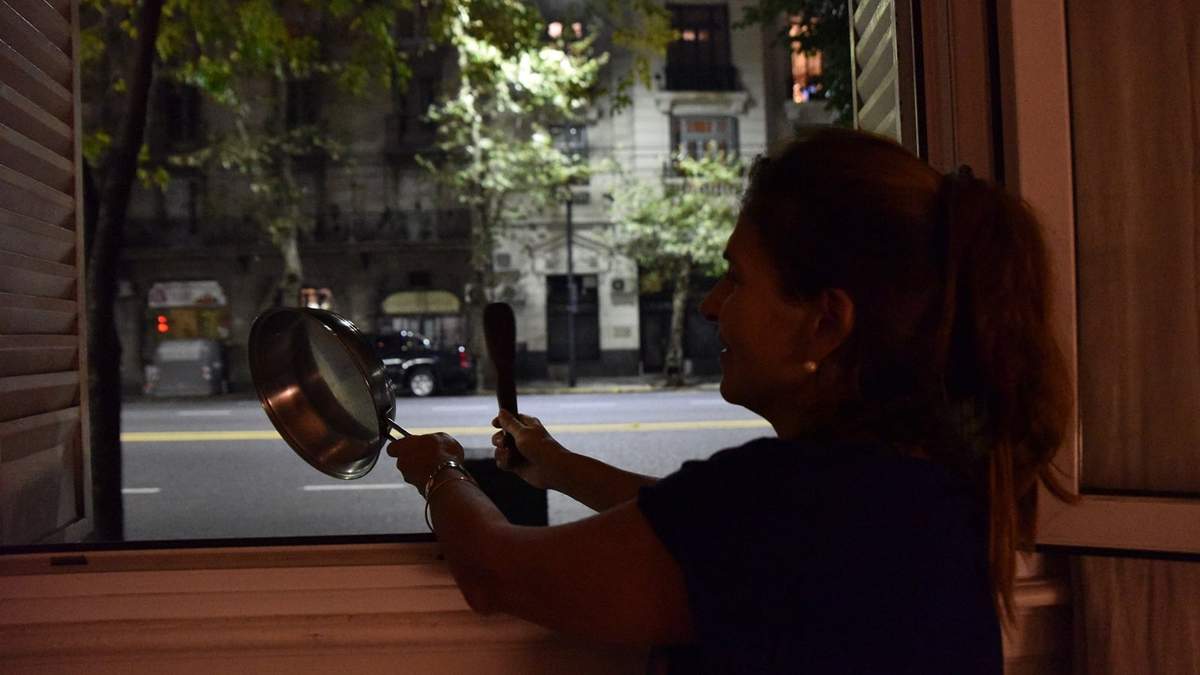 Cacerolazo. Fuente: (Twitter)
