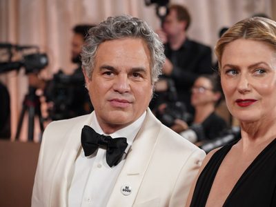 Celebridades lucen prendedores contra ICE en la alfombra roja de los Globos de Oro