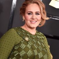 ¡Impresionante! Adele fue pillada en la playa y con unos kilitos menos ¿Parece otra?