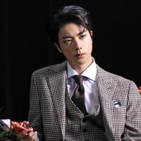 Jin de BTS asistió a la boda de su hermano y creó una controversia por estas fotos