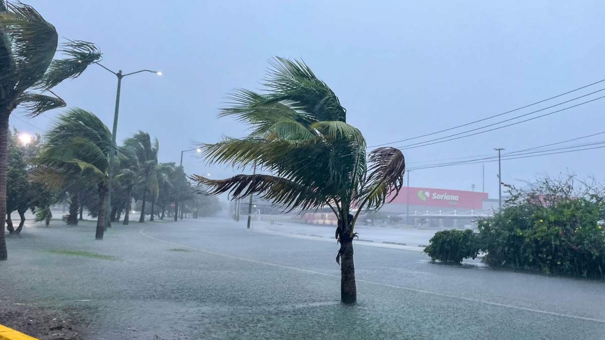 Intensas lluvias se registran por el paso de la tormenta Helene en Cancún