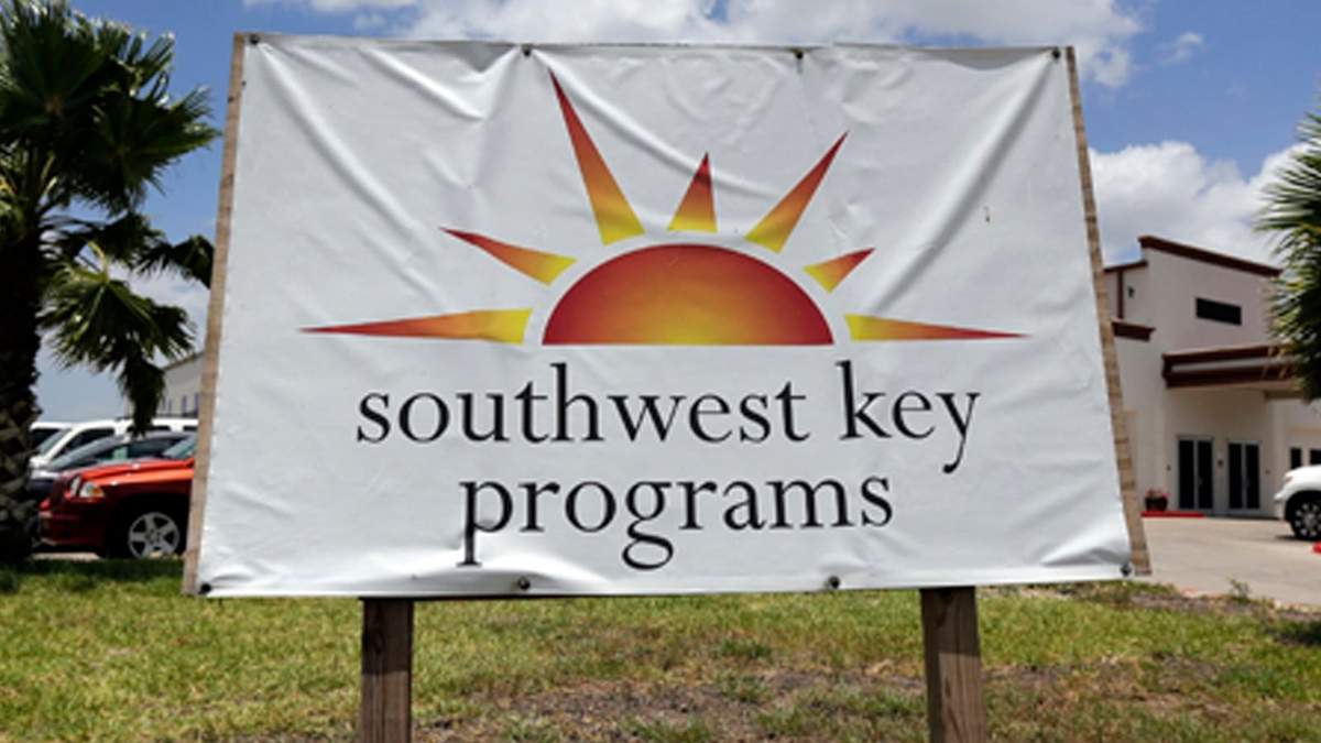 Letrero de Southwest Key Programs en Brownsville, Texas, el mayor proveedor de alojamiento para niños migrantes que viajan solos